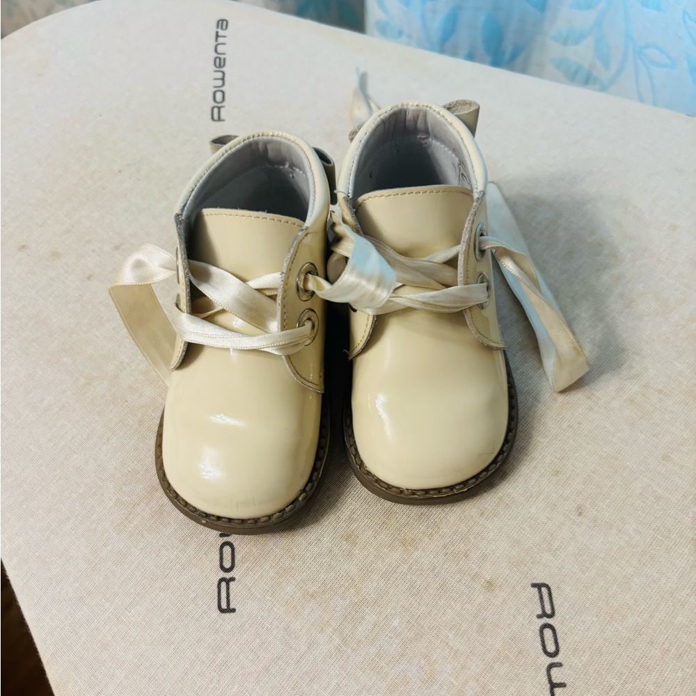 ✨ Andanines Patent Leather Baby Boots – Cream – Size 19 (Made in Spain) ✨